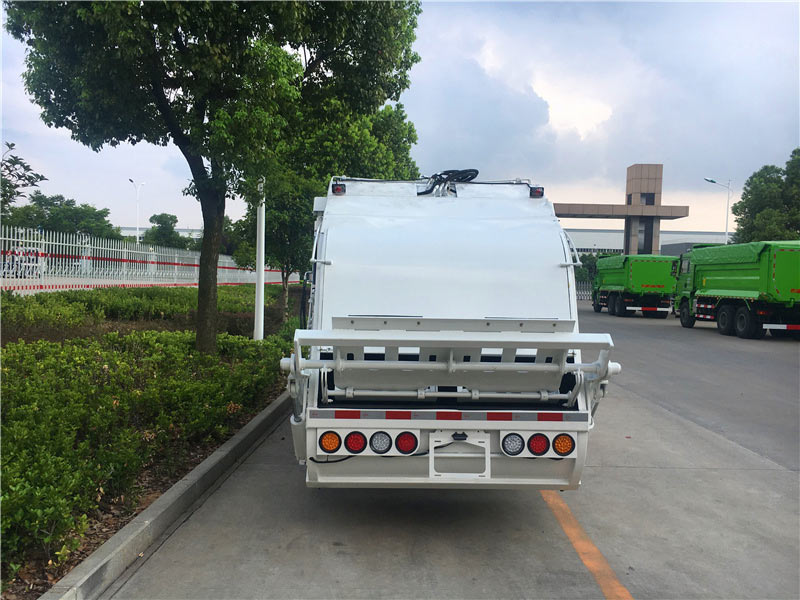 東風多利卡壓縮垃圾車（6方）