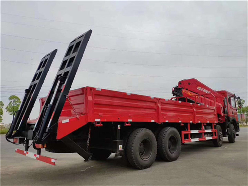 東風(fēng)T5前四后八10噸隨車吊帶爬梯