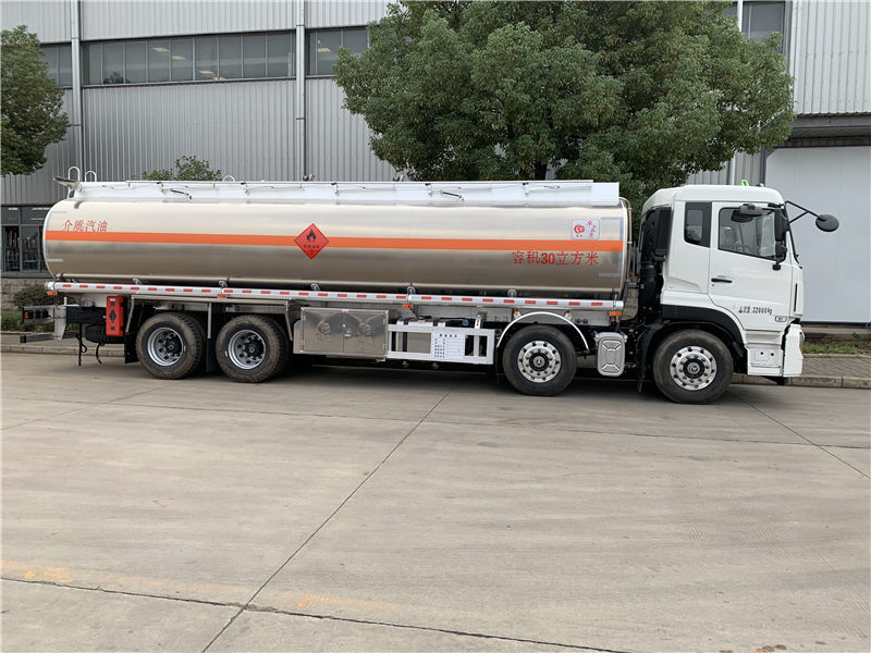 東風(fēng)天龍鋁合金油罐車（26噸）