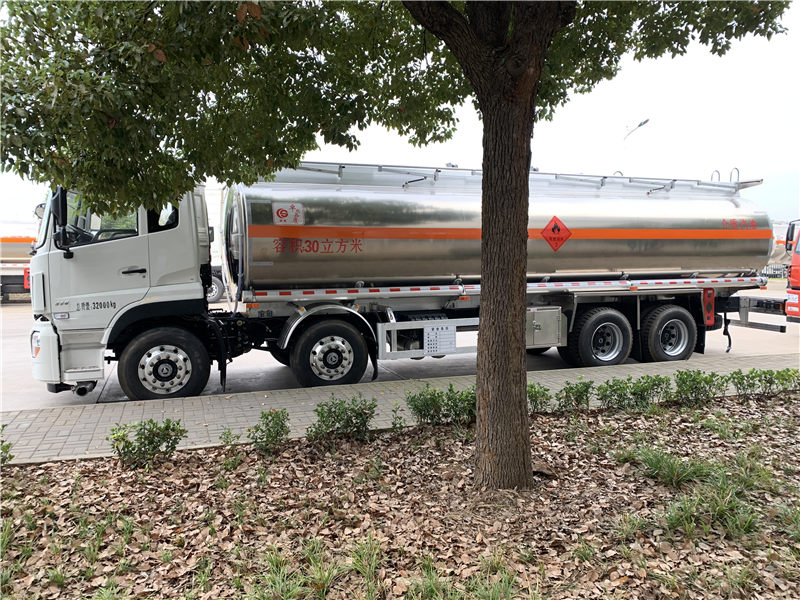 東風(fēng)天龍鋁合金油罐車（26噸）
