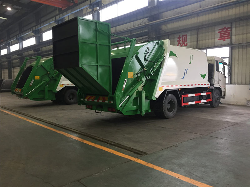 東風天錦壓縮垃圾車（14方帶擺臂）