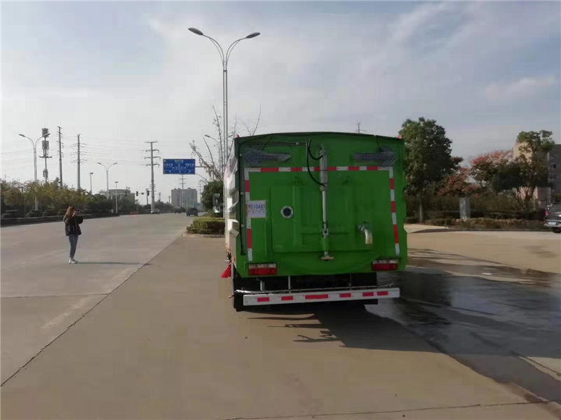 東風(fēng)多利卡掃路車（5噸 國(guó)六）
