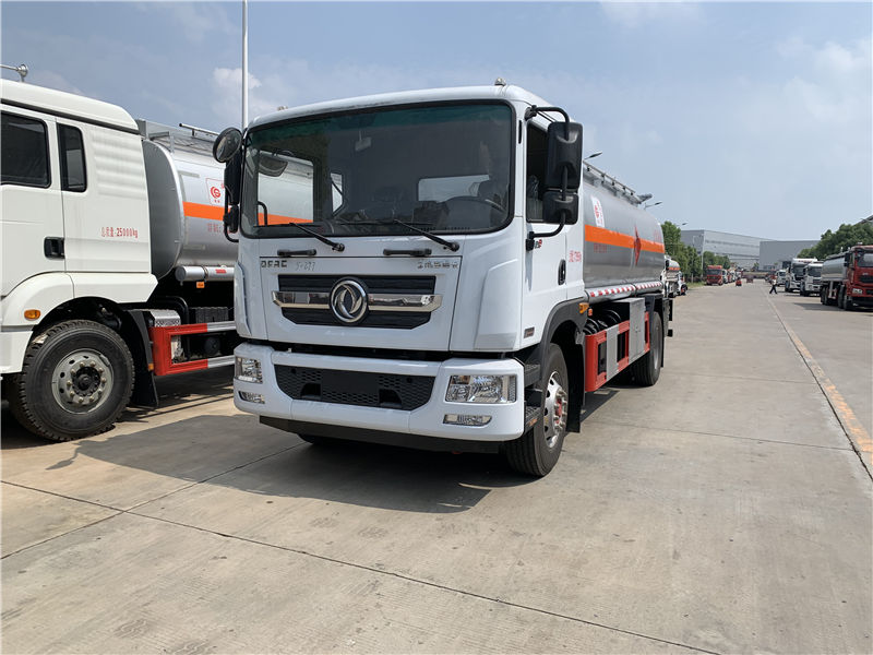 東風多利卡D9加油車（10-12噸）