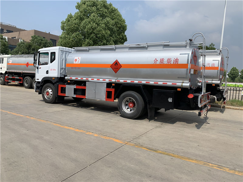 東風多利卡D9加油車（10-12噸）